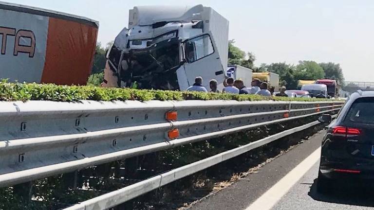 Na avtocesti A4 trčila tovornjaka