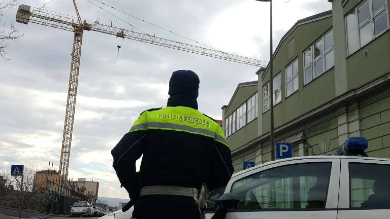 Zaradi nihajočega žerjava evakuirali tri stavbe