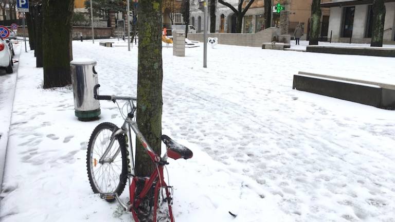 Po malem že naletava, ponoči se bo sneženje okrepilo