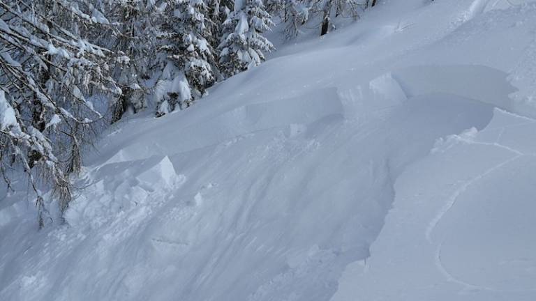 Snežni plaz na Vi&scaron;arjah zasul skupino smučarjev