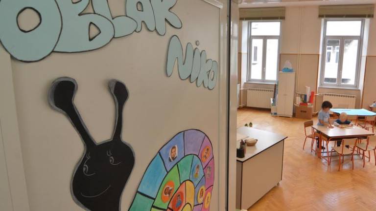 Sindikati: nov pravilnik diskriminira tuje otroke