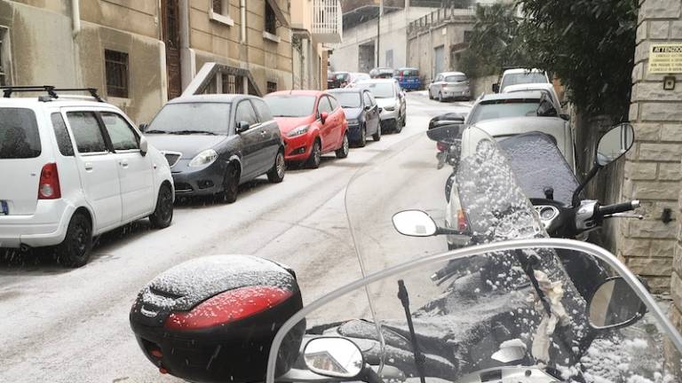 Sneg se začenja oprijemati tal