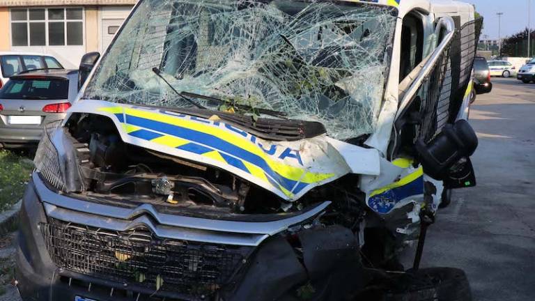 Policist si je zlomil nogo in rebra