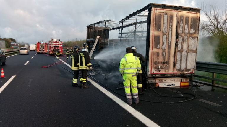 Na avtocesti zagorel tovornjak