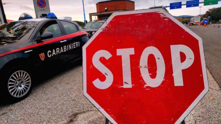 Kradel žganje in razbil vrata