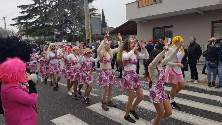 Pisana, razposajena, množična