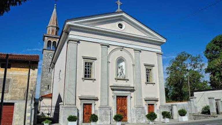 Vlomili v cerkev in odnesli več kelihov ter mon&scaron;tranco