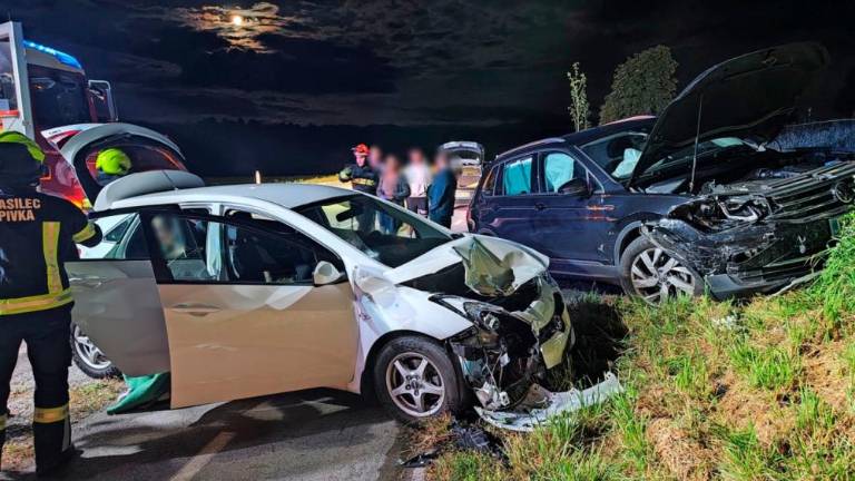 Z nepravilnim prehitevanjem povzročil čelno trčenje