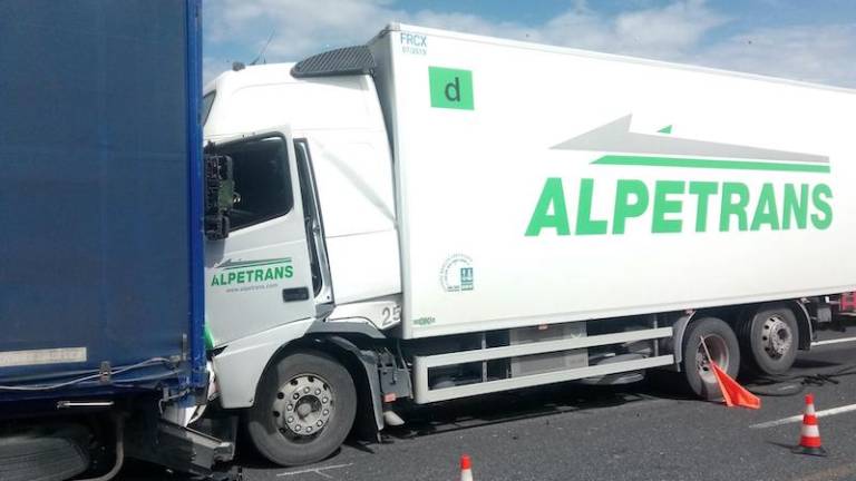 Na avtocesti trčila tovornjaka