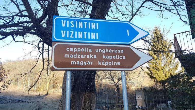 Državna cesta končno dvojezična tudi v Dolu