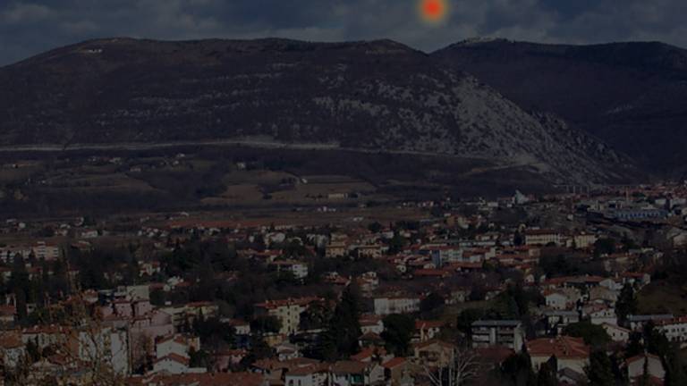 Na nebu žarela ognjena krogla
