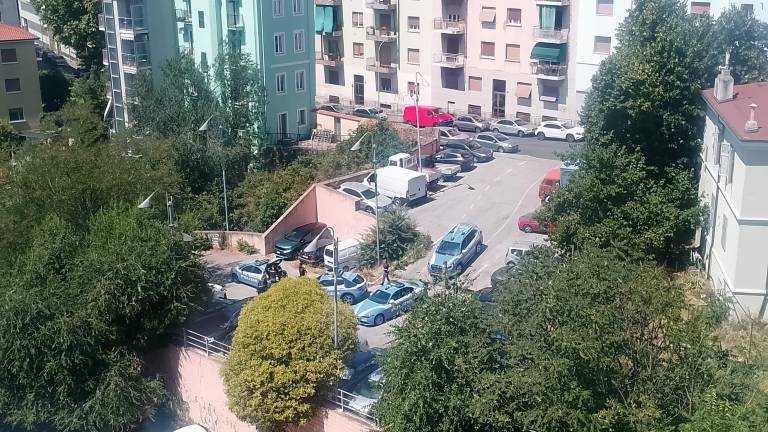 Krajani so danes zgodaj popoldne na začetku steze Cottur prisostvovali vnetemu policijskemu zasledovanju
