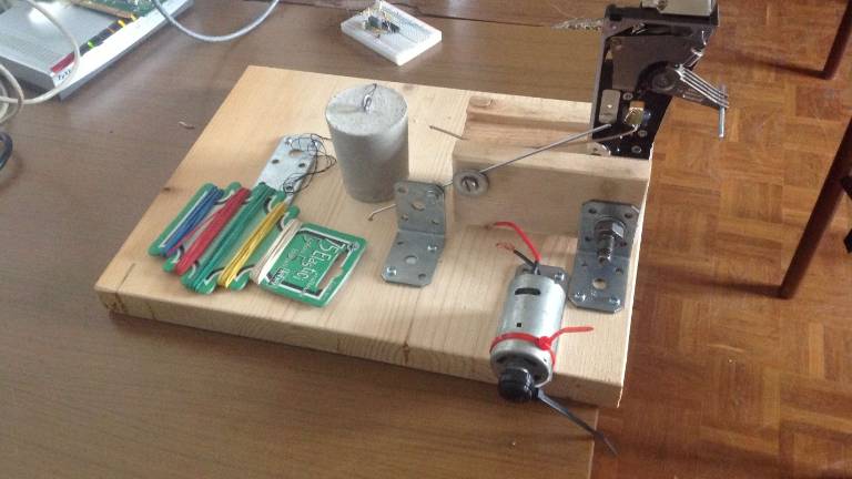 Seizmometer iz pokvarjenega trdega diska