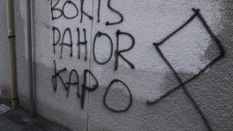 Pomazali pročelje Kulturnega doma v Trstu