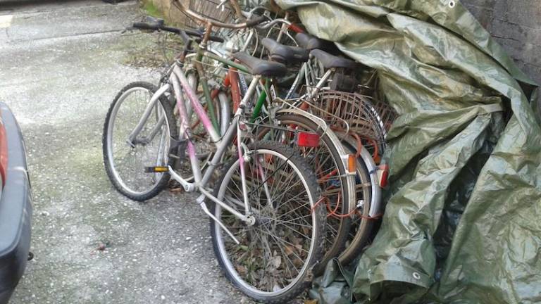 Lokalna policija odstranjuje zapuščena kolesa