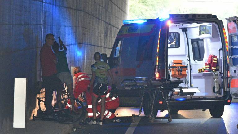 Pri Proseku avto zbil kolesarko