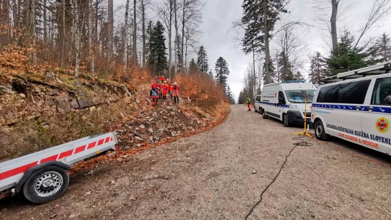 Na Kočevskem rešili poškodovanega jamarja