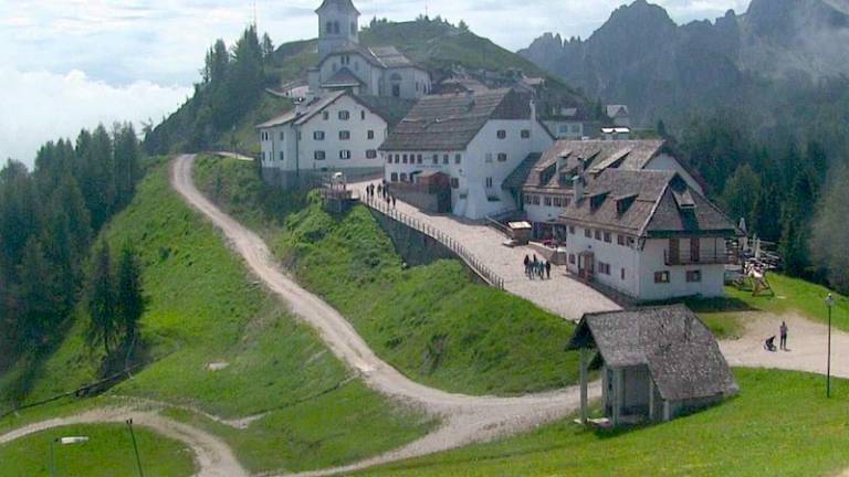 V gorah se že jasni