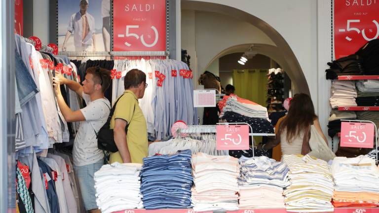 Kupci v nizkem &scaron;tartu: začele so se razprodaje