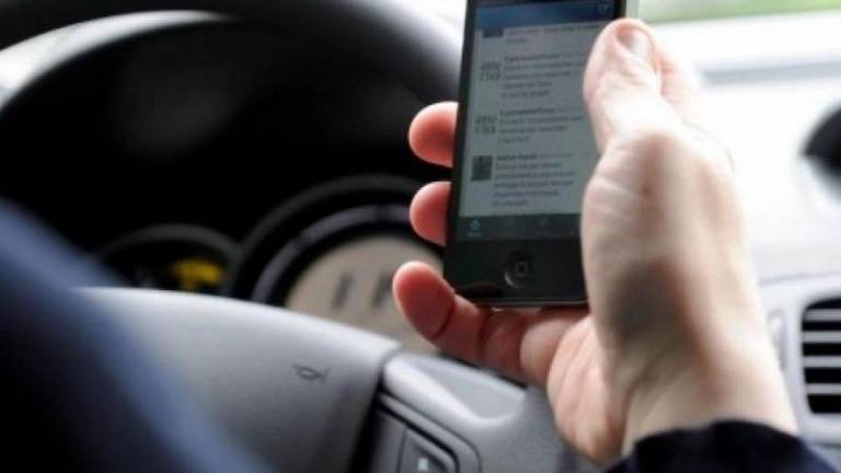 Poostren nadzor nad uporabo mobilnih telefonov med vožnjo