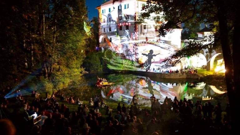 Grad Snežnik julija v duhu svetovne ustvarjalnosti