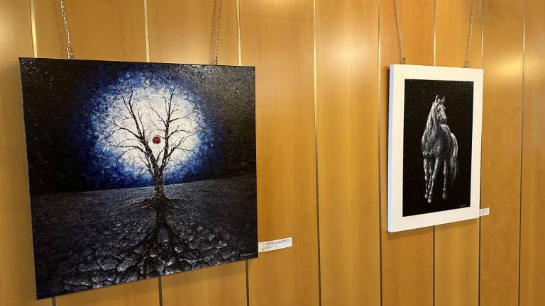 S slikarsko lopatico ustvarja na platnu in lesu