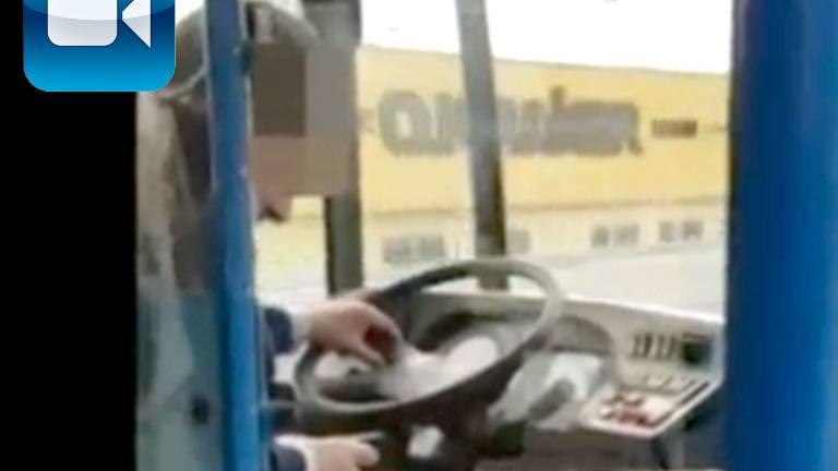 Vozil avtobus in uporabljal telefon