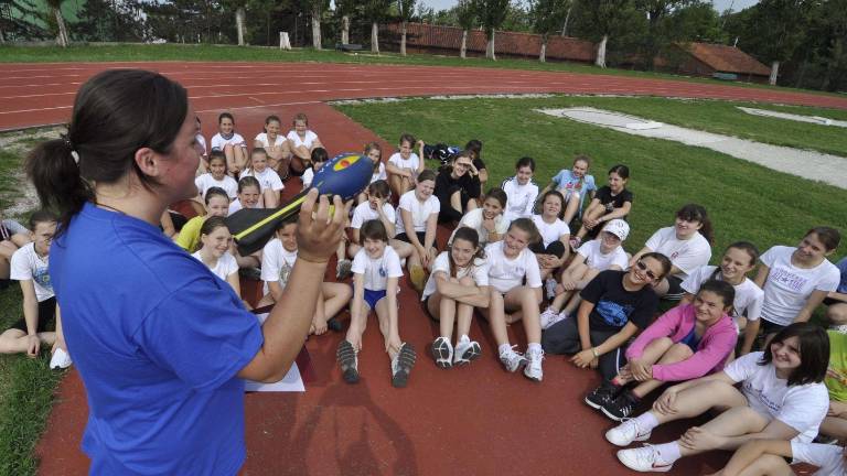 Skoraj 1.000 posamičnih nastopov