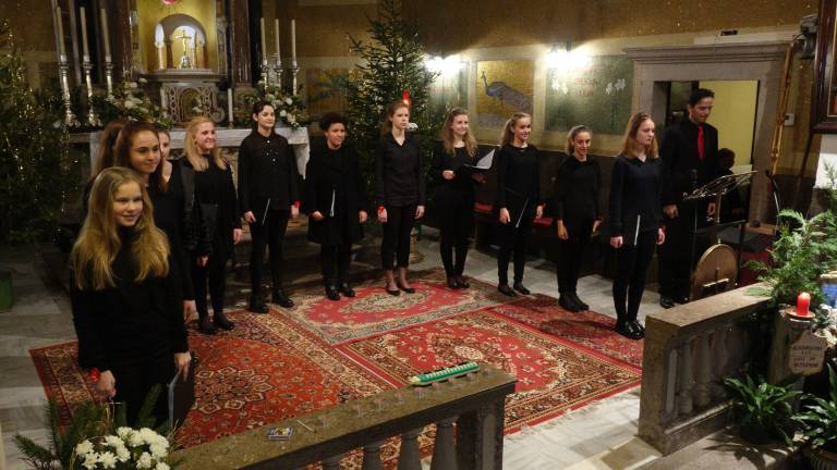 Zadonele so ubrane božične pevske zgodbe