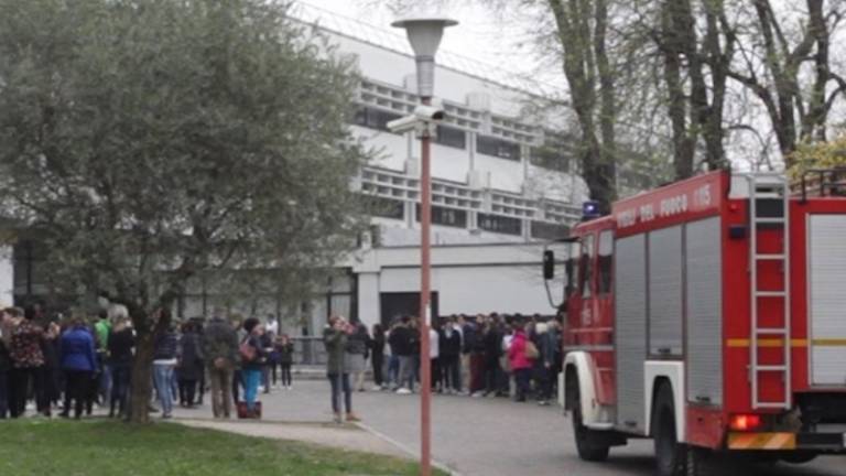 Umrl pred dijaki in pomožnim osebjem