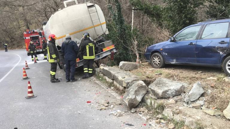 Prometna nesreča med avtomobiloma in cisterno