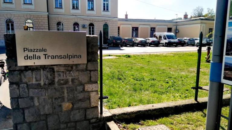 Po mejni ograji bo dokončno padel še zid