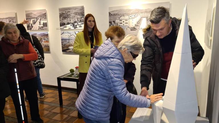 Po repliki Rusjanovega kipa še maketa mesta