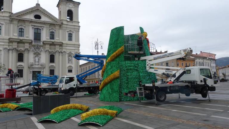 Plastična jelka na Travniku sprožila najrazličnejše odzive
