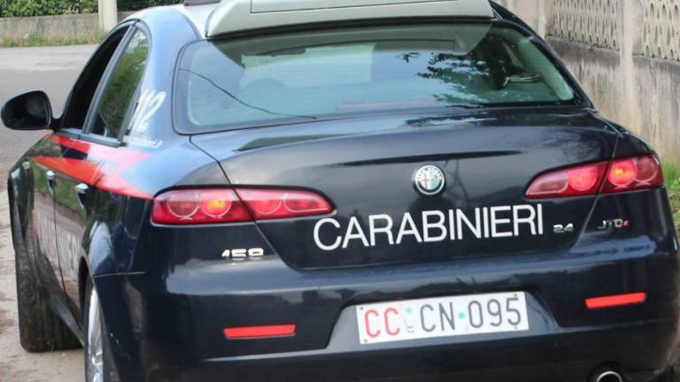 S pestjo nad novinarja