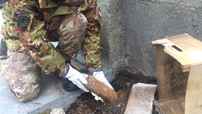 Odstranili granato in ročno bombo