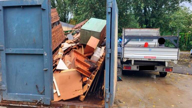 Material iz kleti in stanovanj odvažali v miljski zbirni center