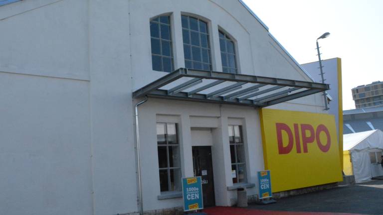 Ljudi razburjajo diskont in cedre