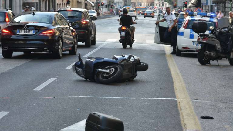 Po&scaron;kodovana motoristka v Ulici Carducci