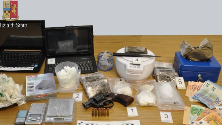 V avtu droga in pi&scaron;tola