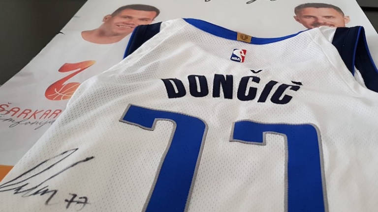 Dončićev dres prodali za 15.000 evrov