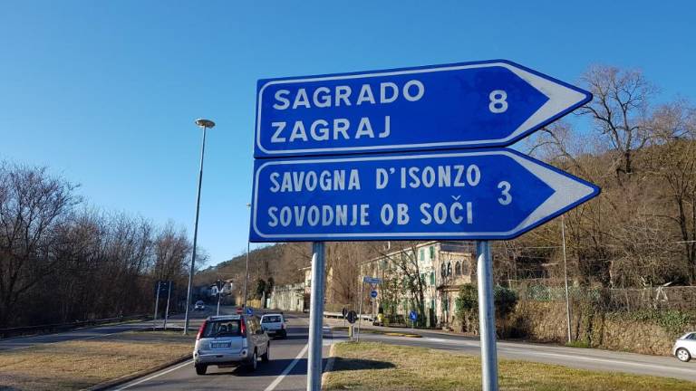 Državna cesta končno dvojezična tudi v Dolu