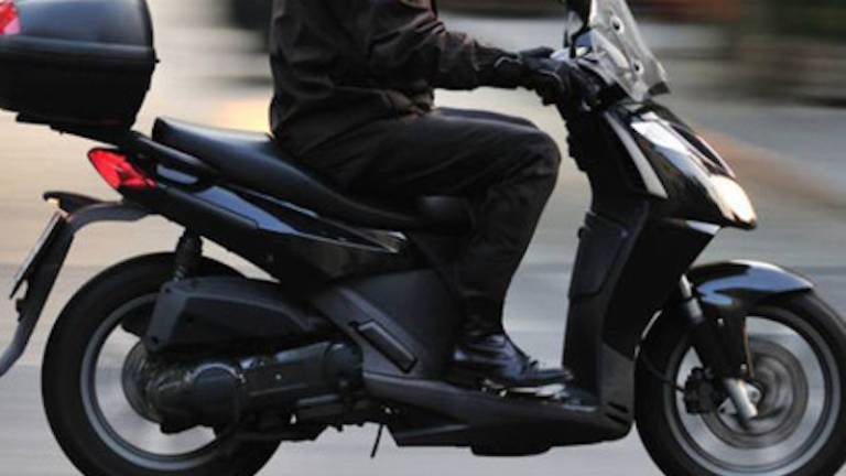 S skuterjem trčil v avtomobil, ki je zapu&scaron;čal parkiri&scaron;če