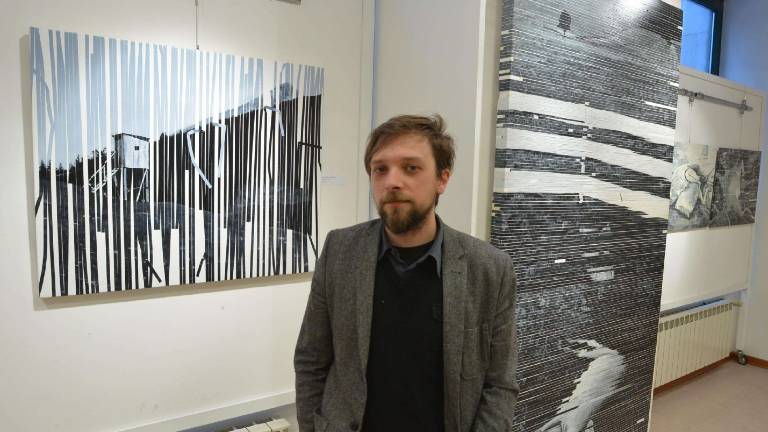 Med digitalnim in realnim svetom razpeta umetnost