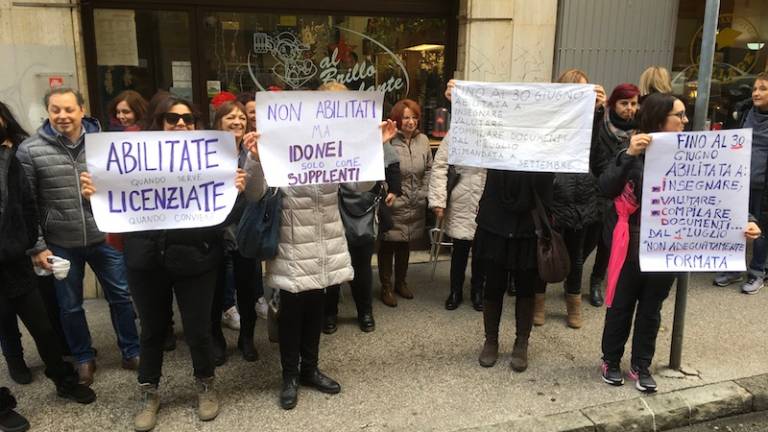 Protest trža&scaron;kih učiteljev pred Deželnim &scaron;olskim uradom