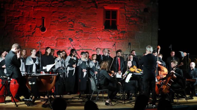 Chor&ograve;s: glasovi tragedije obdali grajski stolp