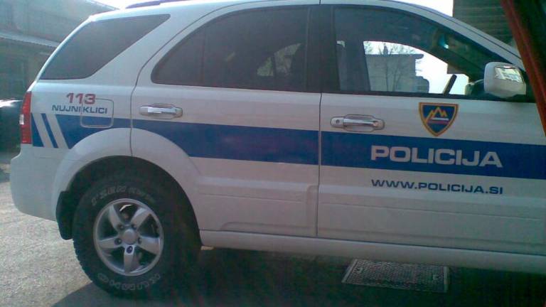 Pijan in brez vozniškega dovoljenja vozil neregistriran avto