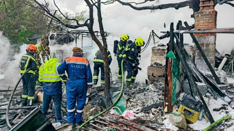 Zgorela avtodom in baraka