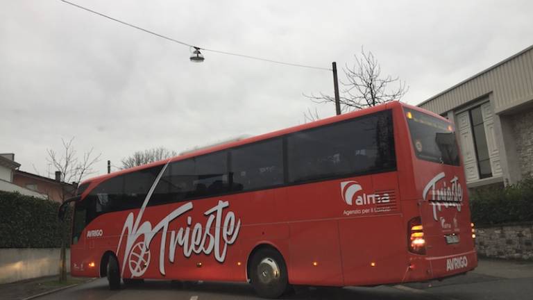 Nogovori&scaron;ki avtobus trža&scaron;ke Alme po Gorici