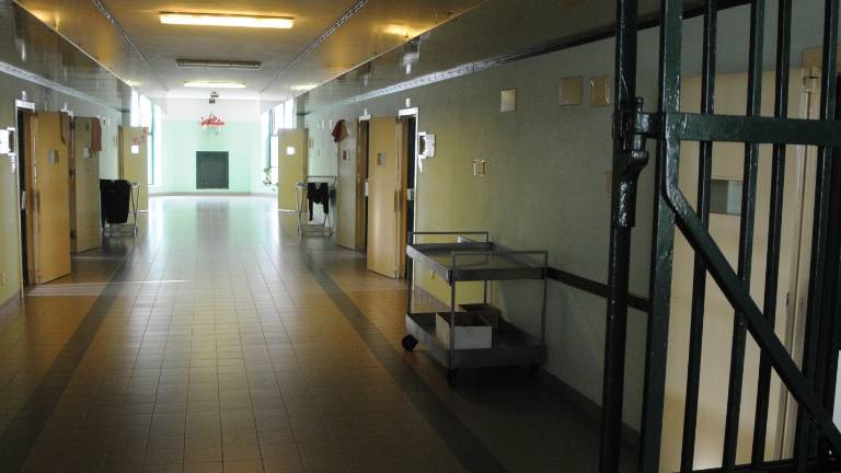 Paznik preprečil samomor v trža&scaron;kem zaporu